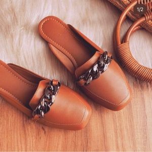 Mule  delicacy and elegance modern  details ideal for work and leisure.